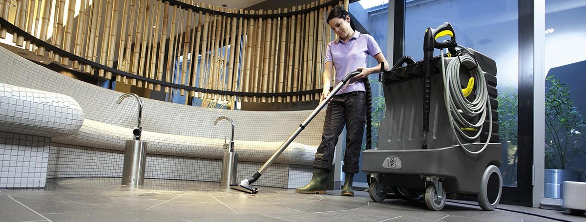 Profesjonalne urządzenie wielofunkcyjne AP 100/50 M firmy Karcher Profesjonalne urządzenie wielofunkcyjne AP 100/50 M firmy Karcher. Podczas usuwania wody z podłogi w łaźni przy pomocy funkcji odkurzacza.