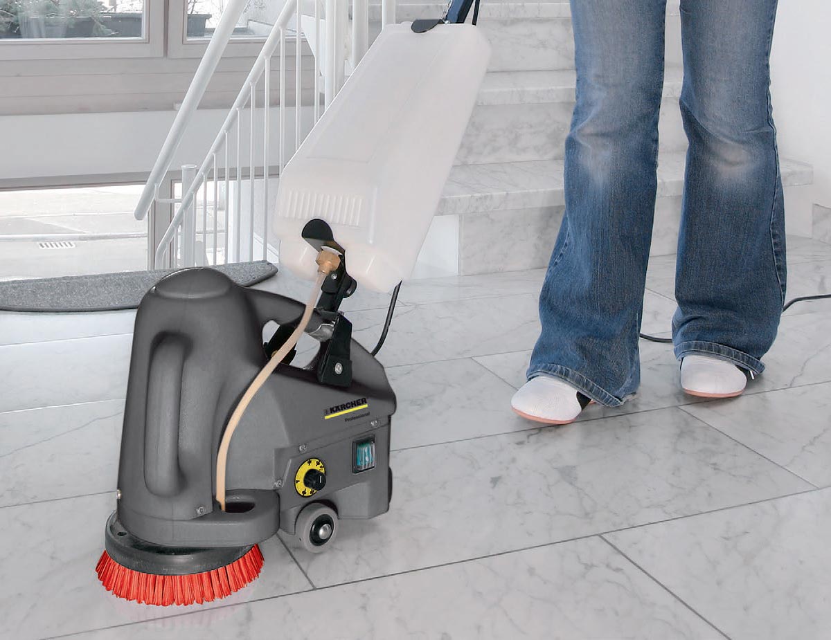Profesjonalna szorowarka do schodów BD 17/5 C firmy Karcher Profesjonalne urządzenie do szorowania podłóg BD 17/5 C firmy Karcher. Szorowanie podłogi wykonanej z lastryka.