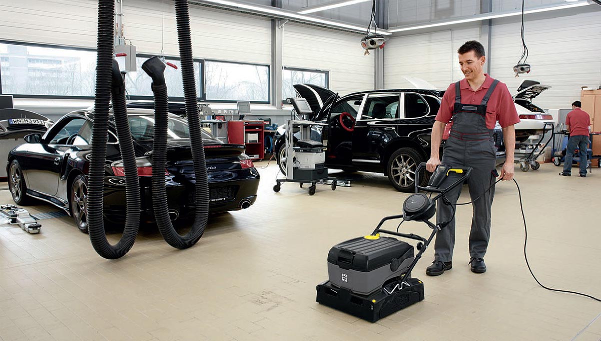 Profesjonalna szorowarka kompaktowa BR 40/10 C Adv + MF firmy Karcher Profesjonalne, kompaktowe urządzenie do czyszczenia BR 40/10 C Adv + MF firmy Karcher. Mężczyzna czyści posadzkę w zakładzie mechanicznym przy pomocy BR 40/10 C Adv + MF firmy Karcher.