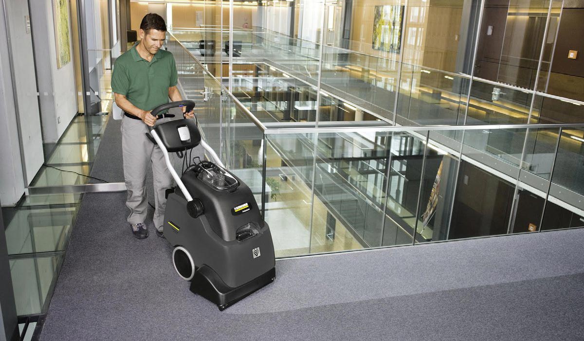 Profesjonalne, kompaktowe urządzenie do czyszczenia zasadniczego BRC 45/45 C firmy Karcher Profesjonalne, kompaktowe urządzenie do czyszczenia zasadniczego BRC 45/45 C firmy Karcher. Mężczyzna czyszczący ekstrakcyjnie wykładzinę podłogową na korytarzu w budynku biurowym przy pomocy BRC 45/45 C firmy Karcher.