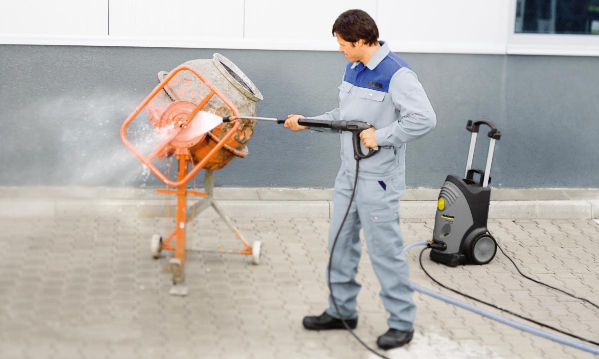 Profesjonalna myjka wysokociśnieniowa HD 6/12-4 C Plus firmy Karcher podczas mycia betoniarki.