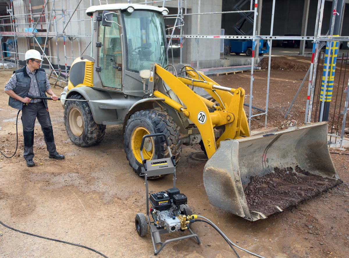 Profesjonalna myjka wysokociśnieniowa HD 6/15 G Classic firmy Karcher z silnikiem spalinowym Prezentacja w czterech ujęciach profesjonalnej myjki wysokociśnieniowej HD 6/15 G Classic firmy Karcher z silnikiem spalinowym podczas pracy na budowie.