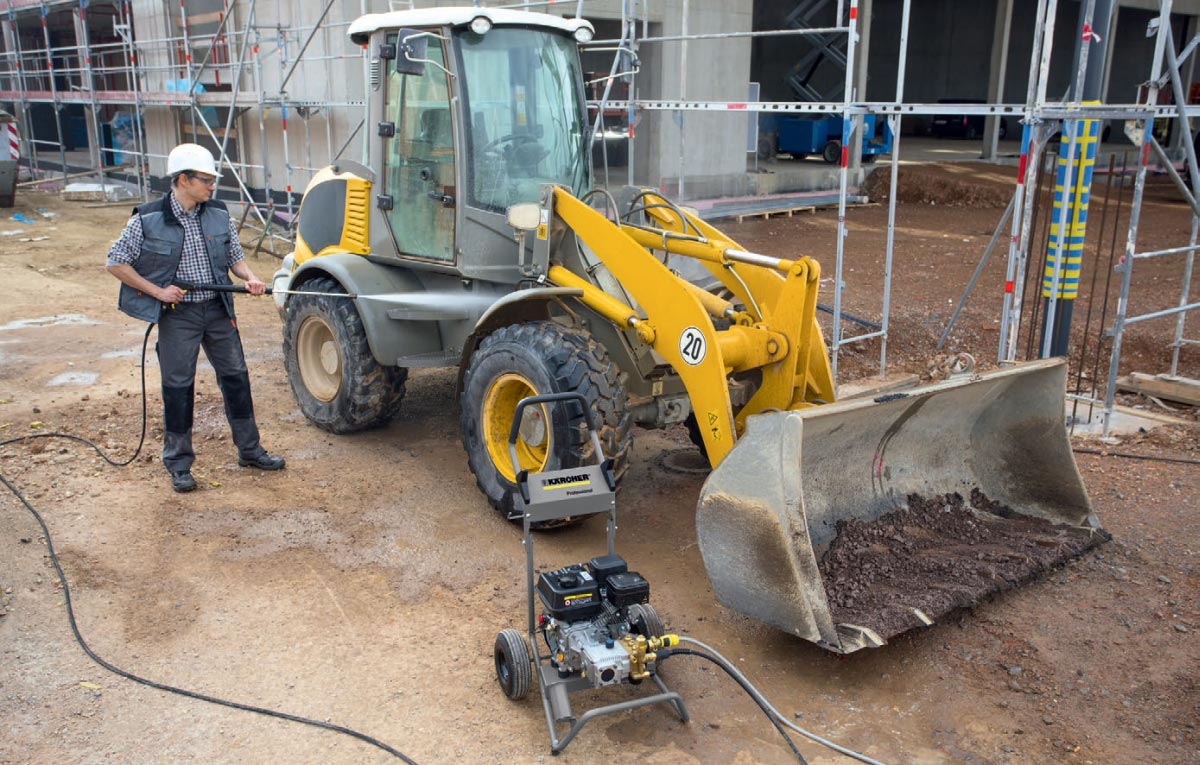 Profesjonalna myjka wysokociśnieniowa HD7/20 G Classic firmy Karcher z silnikiem spalinowym Prezentacja w czterech ujęciach profesjonalnej myjki wysokociśnieniowej HD7/20 G Classic firmy Karcher z silnikiem spalinowym podczas pracy na budowie.