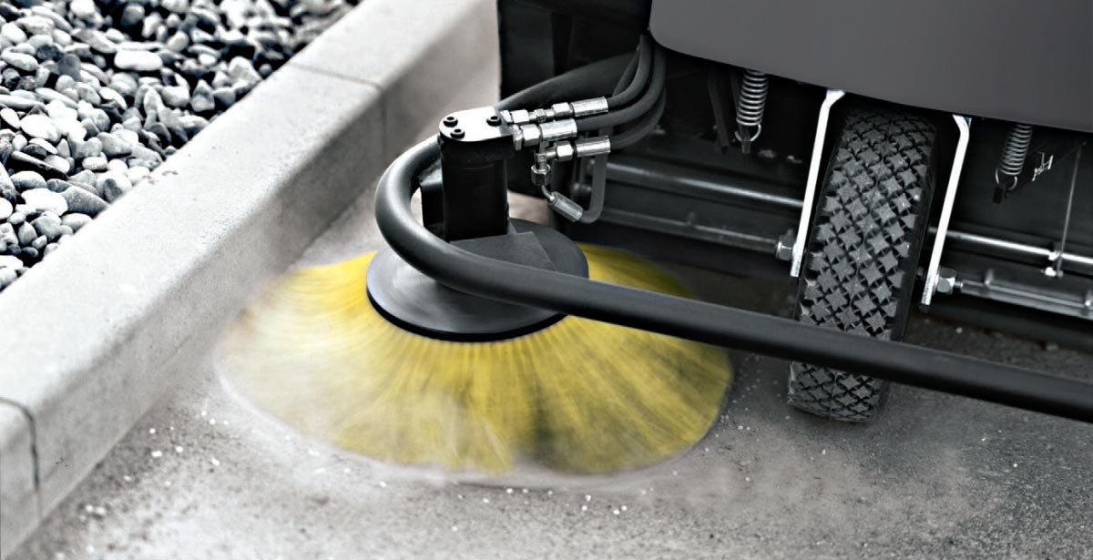 Profesjonalna, zamiatarka przemysłowa KM 100/100 R Lpg firmy Karcher z napędem na LPG. "Profesjonalna,