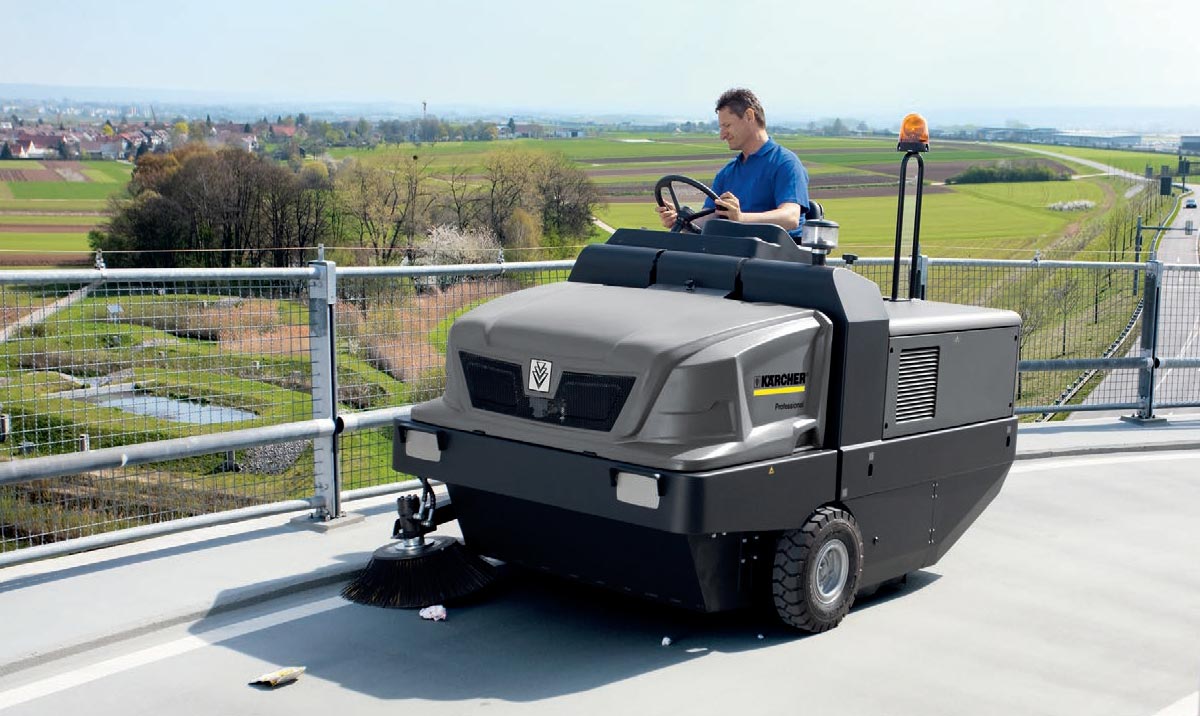 Profesjonalna, zamiatarka przemysłowa KM 150/500 R D firmy Karcher z napędem Diesla. Profesjonalna, zamiatarka przemysłowa KM 150/500 R D firmy Karcher z napędem Diesla. Mężczyzna jedzie urządzeniem zamiatając drogę przy pomocy przemysłowej zamiatarki KM 150/500 R D firmy Karcher.