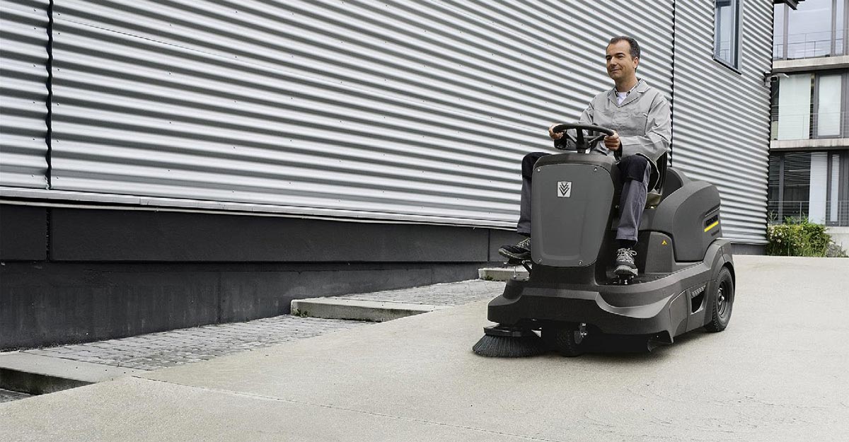 Zamiatanie na zewnątrz budynków Zamiatarka Karcher KM 90/60 R Bp Pack - zamiatanie na zewnątrz budynków