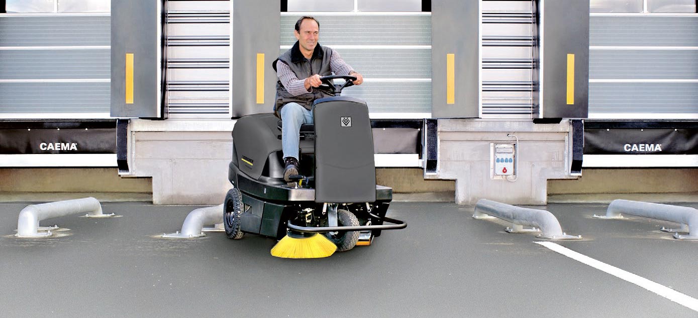 Przykład ilustrujący zamiatarkę podczas pracy Zamiatarka KM 100/100 R D podczas pracy