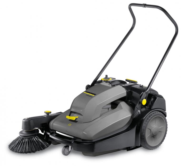 Profesjonalna, zamiatarka ręczna KM 70/30 C Bp Pack Adv firmy Karcher. Profesjonalna, zamiatarka ręczna KM 70/30 C Bp Pack Adv firmy Karcher. Prezentowana w pozycji stojącej.