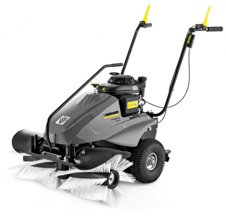 Profesjonalna, zamiatarka ręczna KM 80 W G firmy Karcher z silnikiem spalinowym. Profesjonalna, zamiatarka ręczna KM 80 W G firmy Karcher z silnikiem spalinowym. Prezentowana w pozycji stojącej.