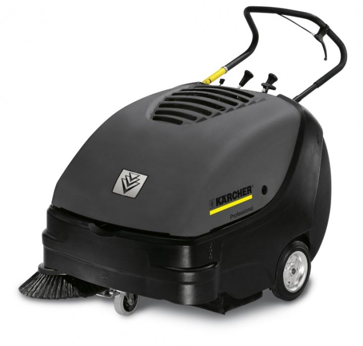 Profesjonalna, zamiatarka ręczna KM 85/50 W G firmy Karcher z silnikiem spalinowym. Profesjonalna, zamiatarka ręczna KM 85/50 W G firmy Karcher z silnikiem spalinowym. Prezentowana w pozycji stojącej.