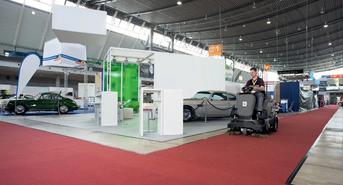 Profesjonalna, zamiatarka przemysłowa KM 90/60 R Bp Adv firmy Karcher z silnikiem elektrycznym. Profesjonalna, zamiatarka przemysłowa KM 90/60 R Bp Adv firmy Karcher z silnikiem elektrycznym. Zamiatanie wykłądziny dywanowej w hali wystawowej (targowej) podczas pokazu samochodów przy pomocy zamiatarki profesjonalnej KM 90/60 R Bp Adv produkowanej przez firmę Karcher.