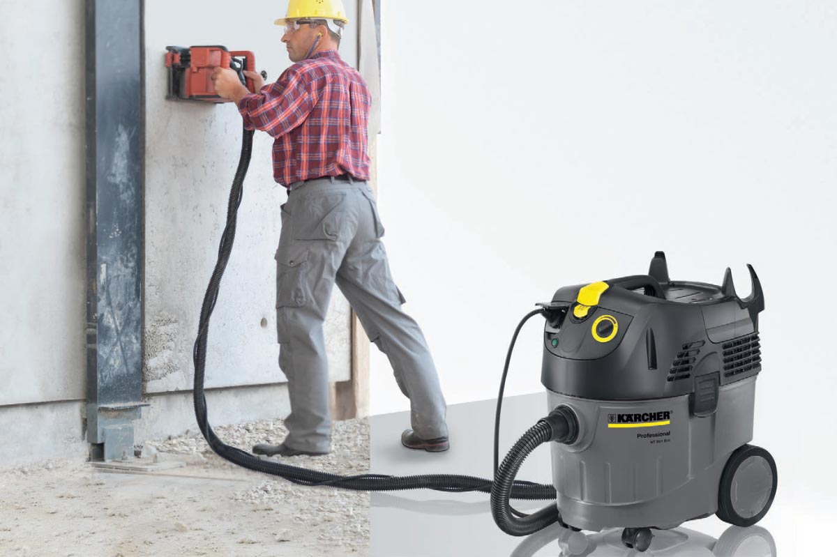 Profesjonalny odkurzacz specjalistyczny NT 35/1 Tact Bs firmy Karcher Profesjonalny odkurzacz specjalistyczny NT 35/1 Tact Bs firmy Karcher. Mężczyzna szlifuje ścianę i odsysa pył przy pomocy odkurzacza NT 35/1 Tact Bs.
