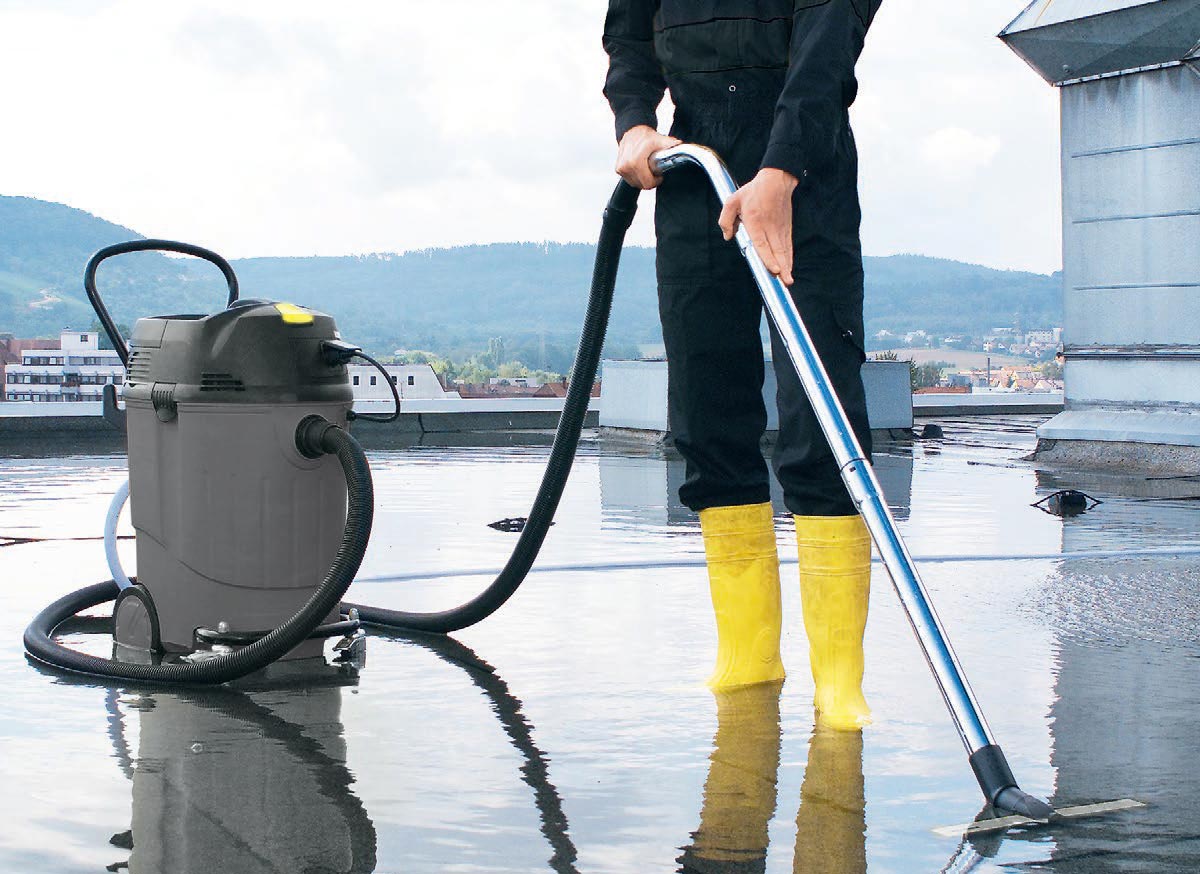 Profesjonalny odkurzacz specjalistyczny NT 611 ECO K firmy Karcher Profesjonalny odkurzacz specjalistyczny NT 611 ECO K firmy Karcher. Strażak usuwa wodę z zalanego dachu przy pomocy odkurzacza NT 611 ECO K.