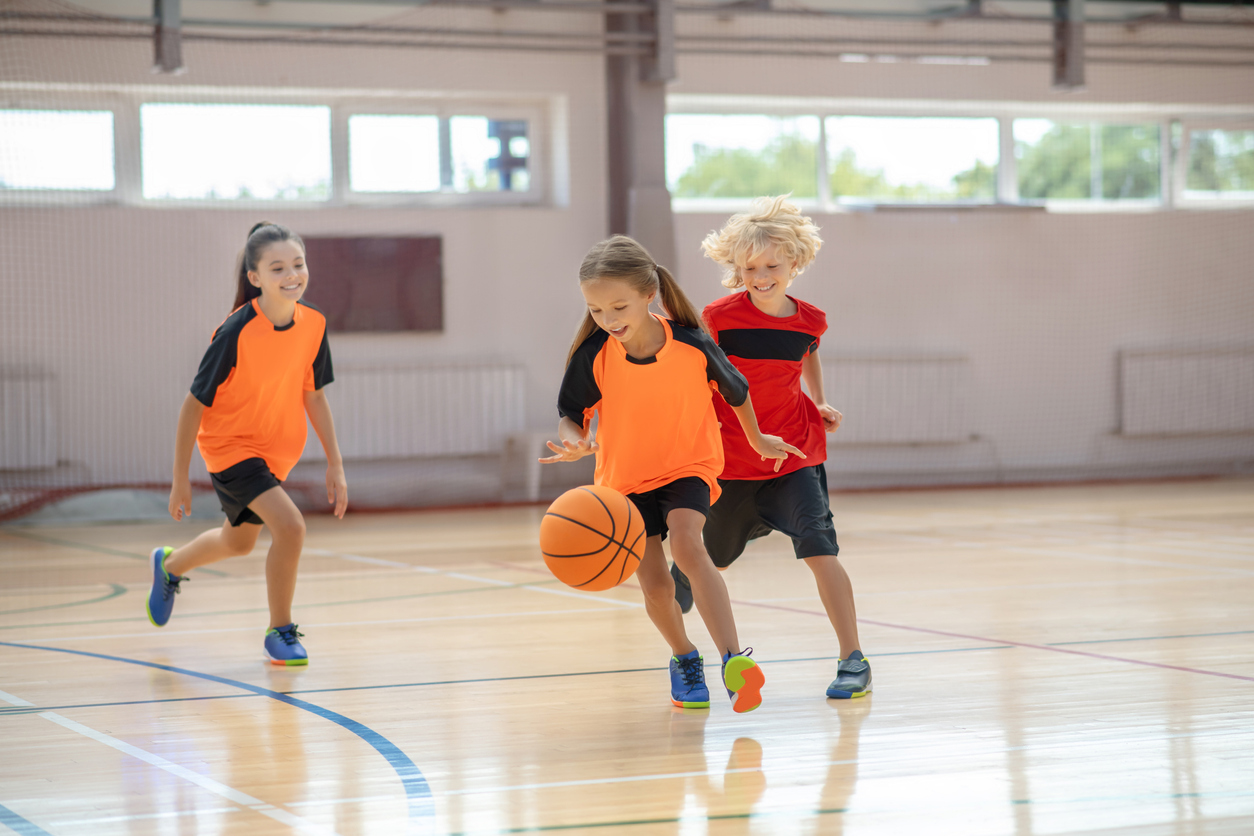 czyszczenie podłogi w hali sportowej