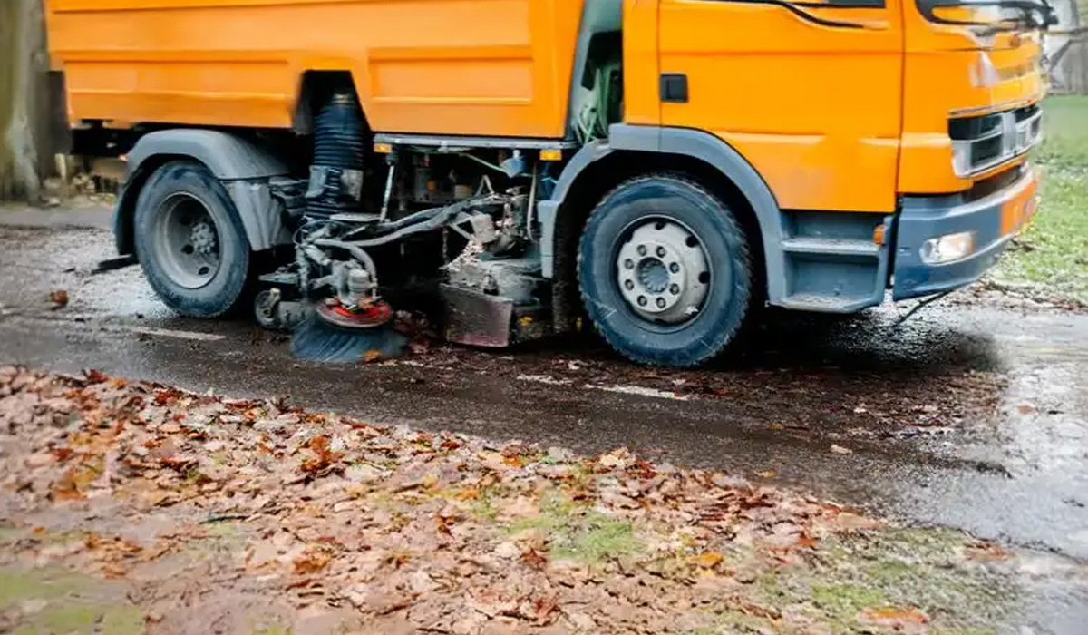 pojazd-komunalny-do-zamiatania-lisci