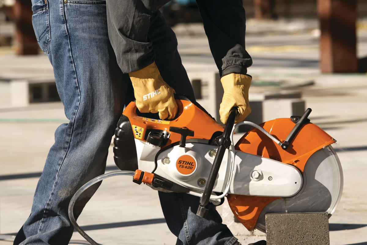 Przecinarka STIHL TS 420 podczas pracy z betonem